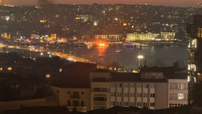 Haliç'te korkutan yangın! Tekne alev aldı! Ekipler seferber oldu! İşte son durum