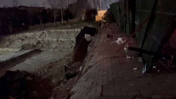 Bahçelievler’de gece yarısı yol çöktü! Mahalle karanlığa gömüldü!