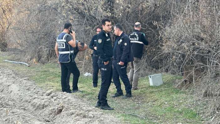 Kayseri'de korku filmi gibi olay; devriye atan polisler tarafından boş arazide 3 kişi baygın, 1 kişi ölü bulundu