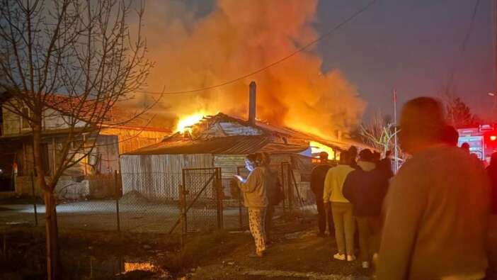 Sakarya'da komşularını öldüren baba oğulun evini ateşe verdiler!