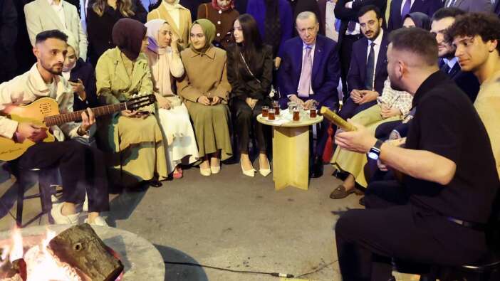 Ateş başında gençlerle oturan Cumhurbaşkanı Erdoğan, sohbet ederek çay içti
