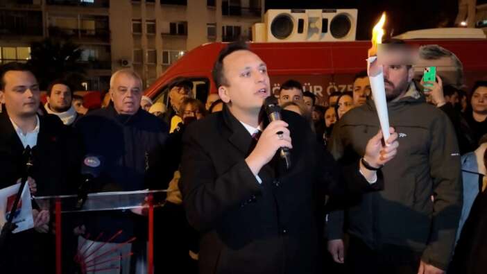 İmamoğlu'nun diploma iptali sonrası ateşli şov: Bornova Belediye Başkanı Ömer Eşki diplomasını yaktı