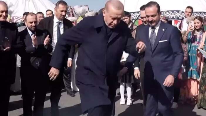 Cumhurbaşkanı Erdoğan, Nevruz ateşini yakıp üzerinden atladı! "Ülkemiz bahtiyar olsun"