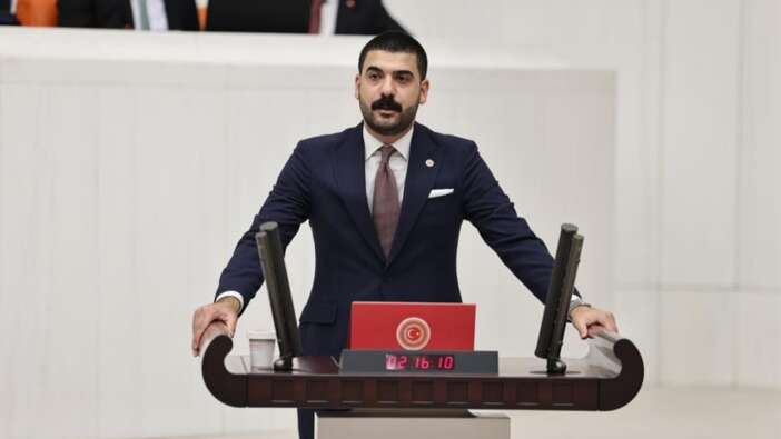 CHP’li vekil Ali Gökçek ile Saraçhane'deki eylemciler arasında ‘önden siz yürüyün’ pazarlığı! ''Madem dokunulmazlığınız var siz önden yürüseniz de biz bu kadar biber gazı yemesek''
