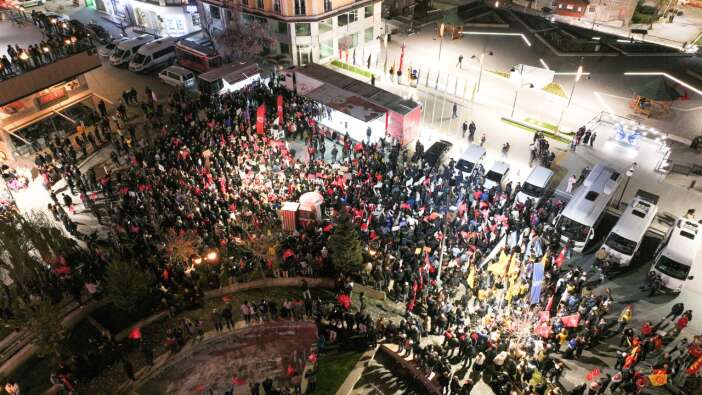 Bolu'da 'İmamoğlu' protestolarına katılan 2 üniversiteli, 'Cumhurbaşkanına hakaret' suçlamasıyla tutuklandı!