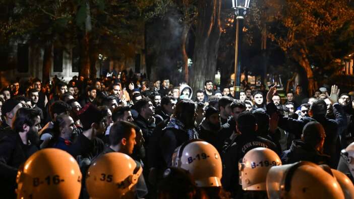 Öğrenciler Şehzadebaşı Camisi'nin tahribatına karşı nöbet tuttu; "Derdimiz saygısızlığı önlemek"