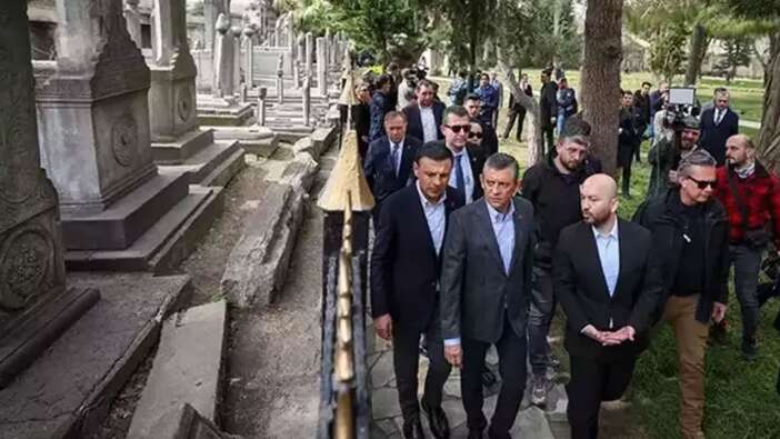 Özgür Özel'den Şehzadebaşı Camisi'ne ziyaret: "Hakikati öğrenmek için buradayım"