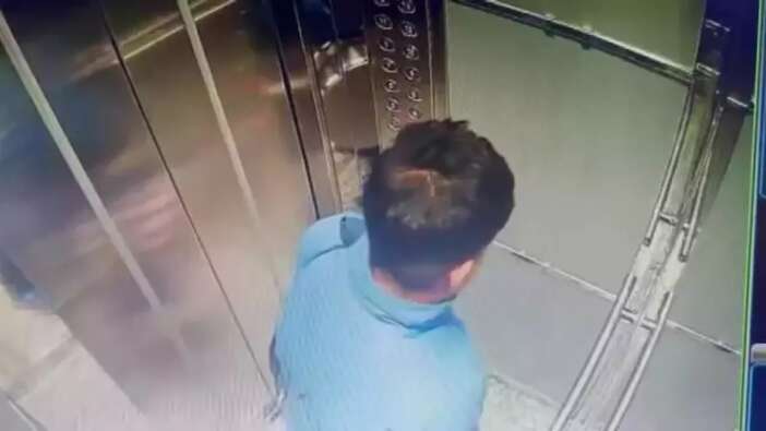 Kadıköy'de bir davulcu, girdiği binanın asansörüne tuvaletini yaptı