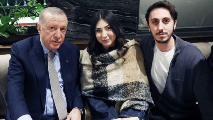 Cumhurbaşkanı Recep Tayyip Erdoğan, Ankara'da bir kafede gençlerle sohbet etti, çocukları sevdi