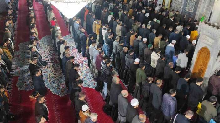 Şanlıurfa’da Kadir Gecesi’nde camiler dolup taştı