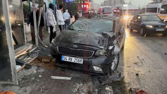 Bursa'da iftar vakti trafik faciası! Otomobil otobüs durağına daldı; 6 yaralı