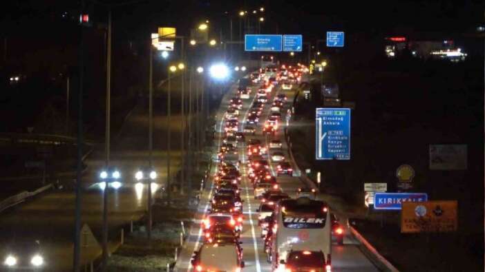 Tatilcilerin dönüşü çilesi sürüyor: 43 ilin geçiş güzergahında trafik durma noktasına geldi