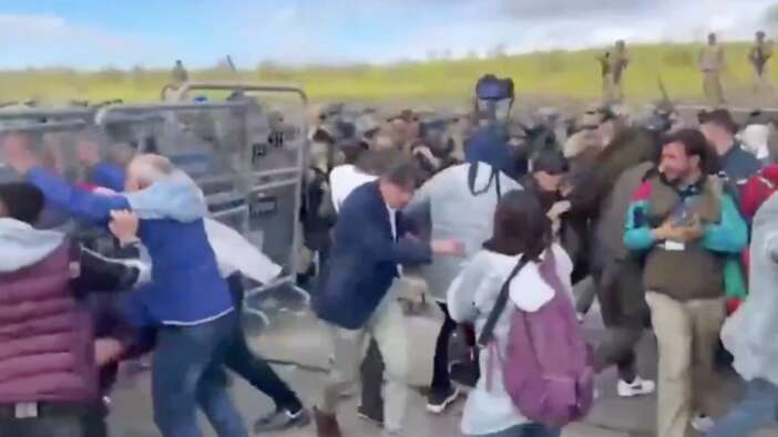 Öcalan'ın doğum gününde tansiyon yükseldi: Göstericiler, polisi taş yağmuruna tuttu!