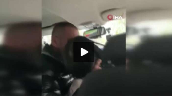 Taksici, ön koltukta oturan kadına tokat atarak saçını çekti
