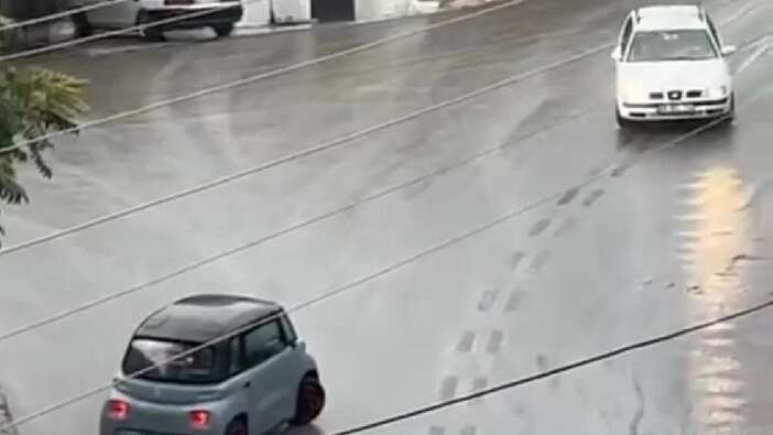 Ankara'yı sağanak yağış vurdu! Cadde ve sokaklar göle döndü...