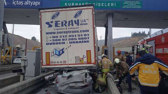Pendik Kurnaköy gişelerinde can pazarı! Otomobil tırın altına girdi: 4 ölü var
