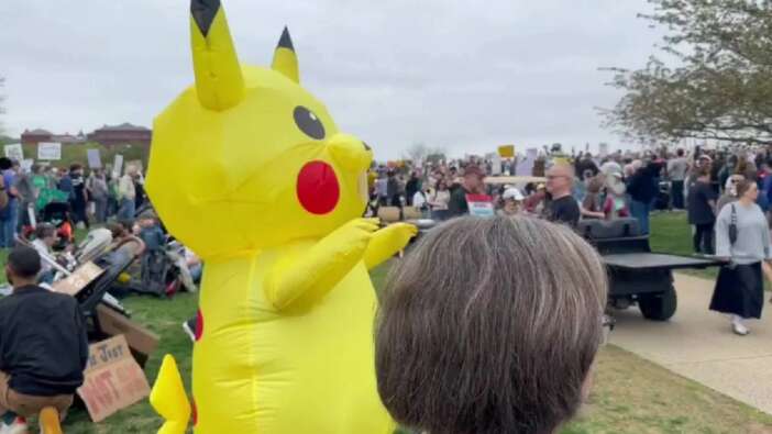 Antalya'dan sonra şimdi de ABD'de! Eylemci Pikachu Trump karşıtı eylemlere katıldı...