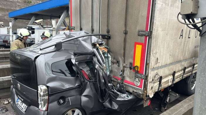 Pendik gişelerinde bir ölümlü kaza daha! Araç yine TIR'ın altına girdi