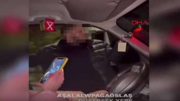 Şovun sonu kötü bitti! Kapıyı açıp dans eden sürücü hareket halindeki aracından yola düştü