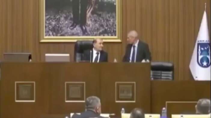 CHP'li ABB Meclis Başkanvekili mikrofonu açık unuttu, partililerine küfür etti! "S.ktir et, onları ciddiye almıyorum"