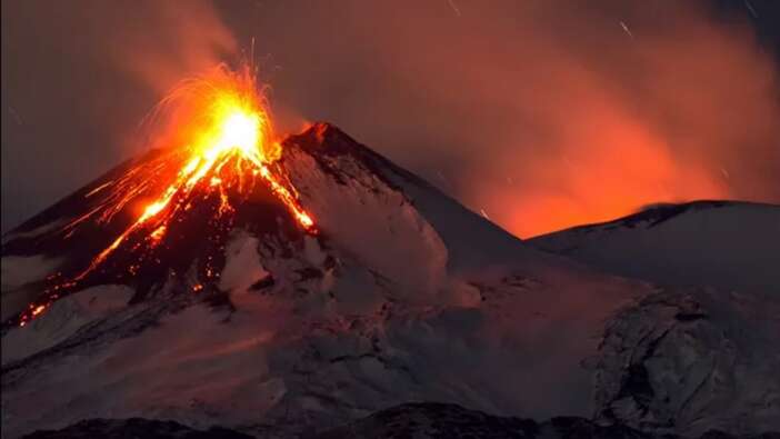 Etna uykudan uyandı: İtalya'da Etna Yanardağı kül ve lav püskürttü