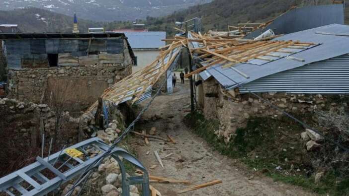 Erzincan’da fırtına kabusu: Çatılar uçtu, enerji hatları zarar gördü!