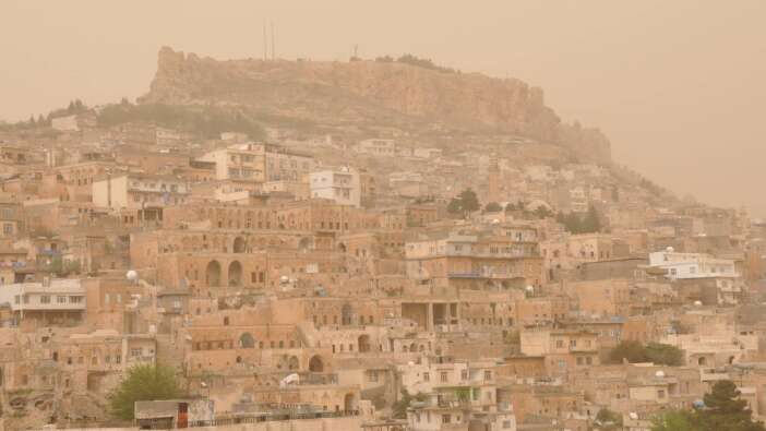 Mardin'de toz taşınımı, araçlar tozla kaplandı, tarihi yapılar toz altında kaldı