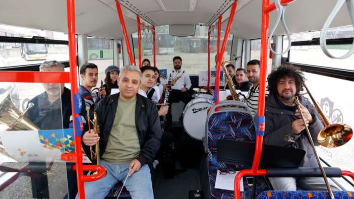 Uşak’ta otobüste bando sürprizi: Öğrenciler müzikle coştu