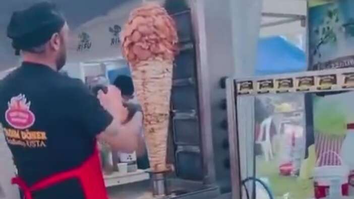 Adana’daki karnavalda ikinci döner skandalı: Çiğ tavuk bir kez daha tezgâhta