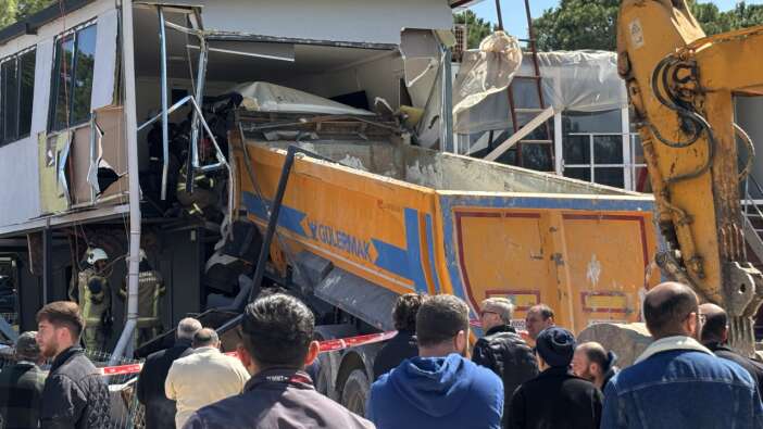Buca'da prefabrik eve dalan kamyonun sürücüsü Rıfat Çetinkaya hayatını kaybetti