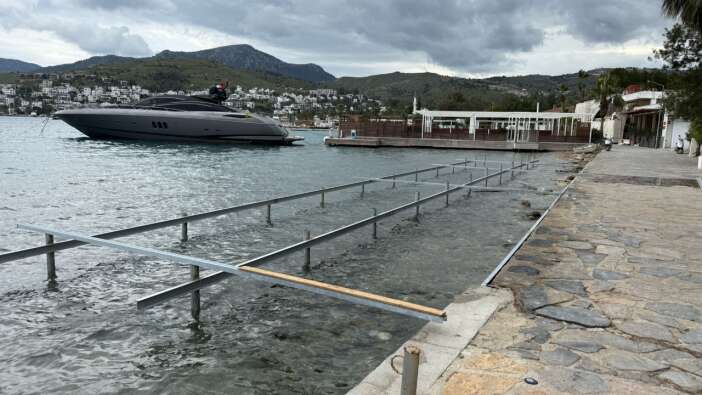 Bodrum'da deniz cephesine ahşap platform ve iskele yapanlar yandı