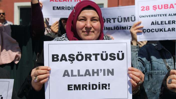 Aydın Adnan Menderes Üniversitesi’nde başörtüsü tepkisi: “28 Şubat’ı tekrar yaşamak istemiyoruz”