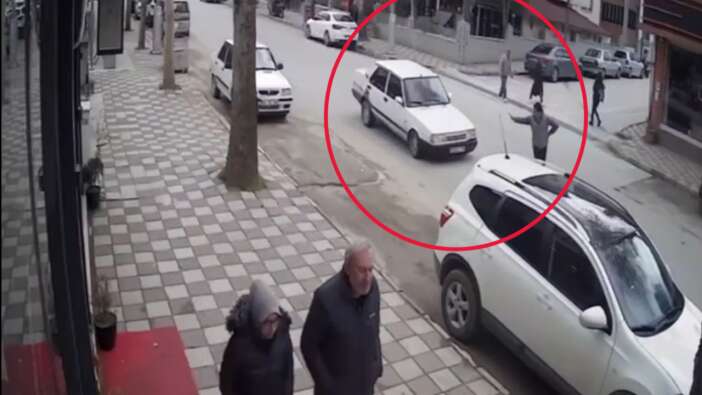 Karşıdan karşıya geçerken aniden geri dönen yayaya otomobil çarptı; kaza anı kamerada