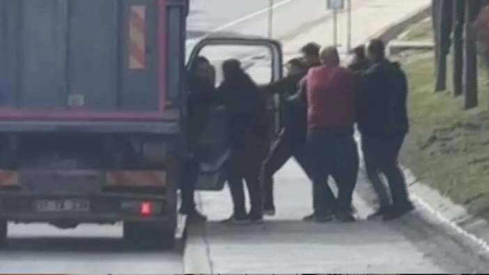 Trafikte gerginlik büyüdü, sağa çekip birbirlerine sopa, zincir ve kemerle saldırdılar