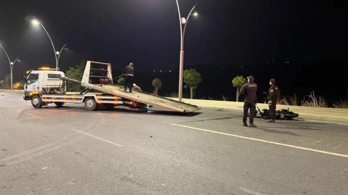 Arnavutköy’de korkunç kaza! Kamyon otomobili biçti, 2 yaralı