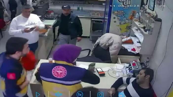 Yolda yürürken kalp krizi geçirdi! Son anları böyle görüntülendi...