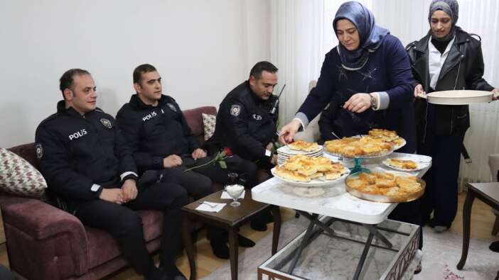Erzincan’da kavga ihbarına giden polislere börek çörek şoku!