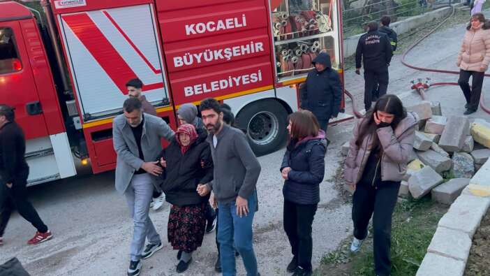Kocaeli’de mucize kurtuluş! 91 yaşındaki kadın alevlerden son anda çekip alındı