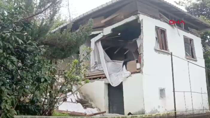 Trabzon'da gaz sıkışması patlamasında ağır hasar alan ev kontrollü şekilde yıkıldı