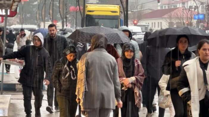 Hakkari Yüksekova’da sağanak yağış ve soğuk hava etkili oldu: Vatandaşlar hazırlıksız yakalandı