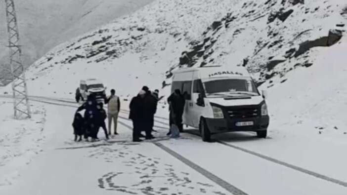 Hakkari Yüksekova’da kar yağışı iki yolcu minibüsünü yolda bıraktı, yolcular kendi imkanlarıyla kurtuldu