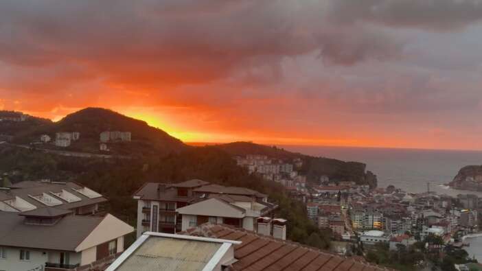 Amasra’da doğa şöleni! Bir saatte dört mevsim, gökyüzü kızıla büründü