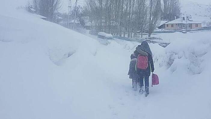 Nisan'da kar bereketi! Ağrı'da eğitime bir günlük ara verildi