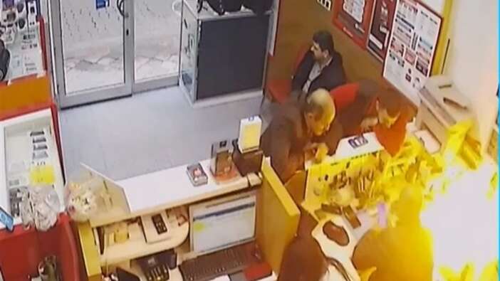 Artvin Borçka’da telefon tamir atölyesinde batarya alev aldı, o anlar kamerada