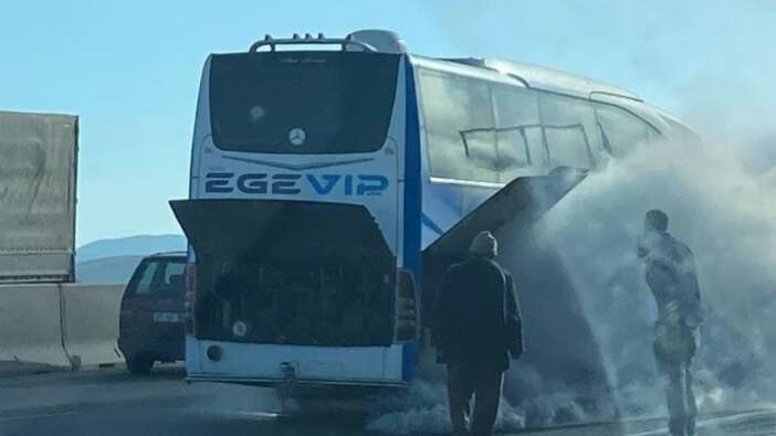 Hatay’da yolcu otobüsünde panik anları: Dumanlar yükseldi, facia önlendi