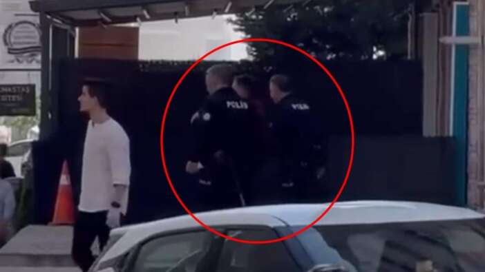 Evini kundakladı, dışarıda alevleri izlerken polis tarafından yakalandı