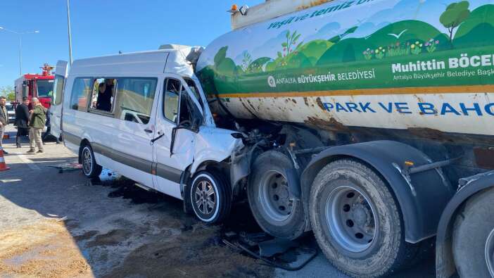 Tur minibüsü sulama tankerine çarptı, kazada 6 turist yaralandı
