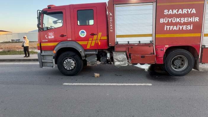 Sakarya’da dramatik kaza! Yangına koşan itfaiye aracı başka bir araca çarptı! 2 kişi yaralandı