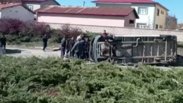 Ankara'da zincirleme kaza! Minibüs yolun ortasına devrildi