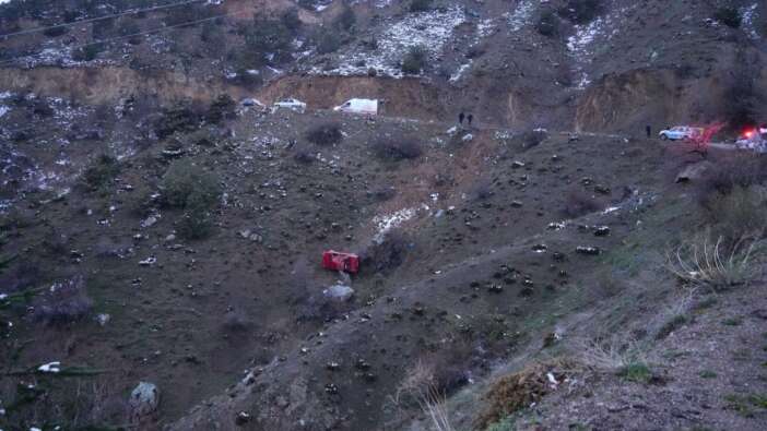Gümüşhane’de korku dolu kaza! Uçuruma yuvarlanan araçta 3 yaralı